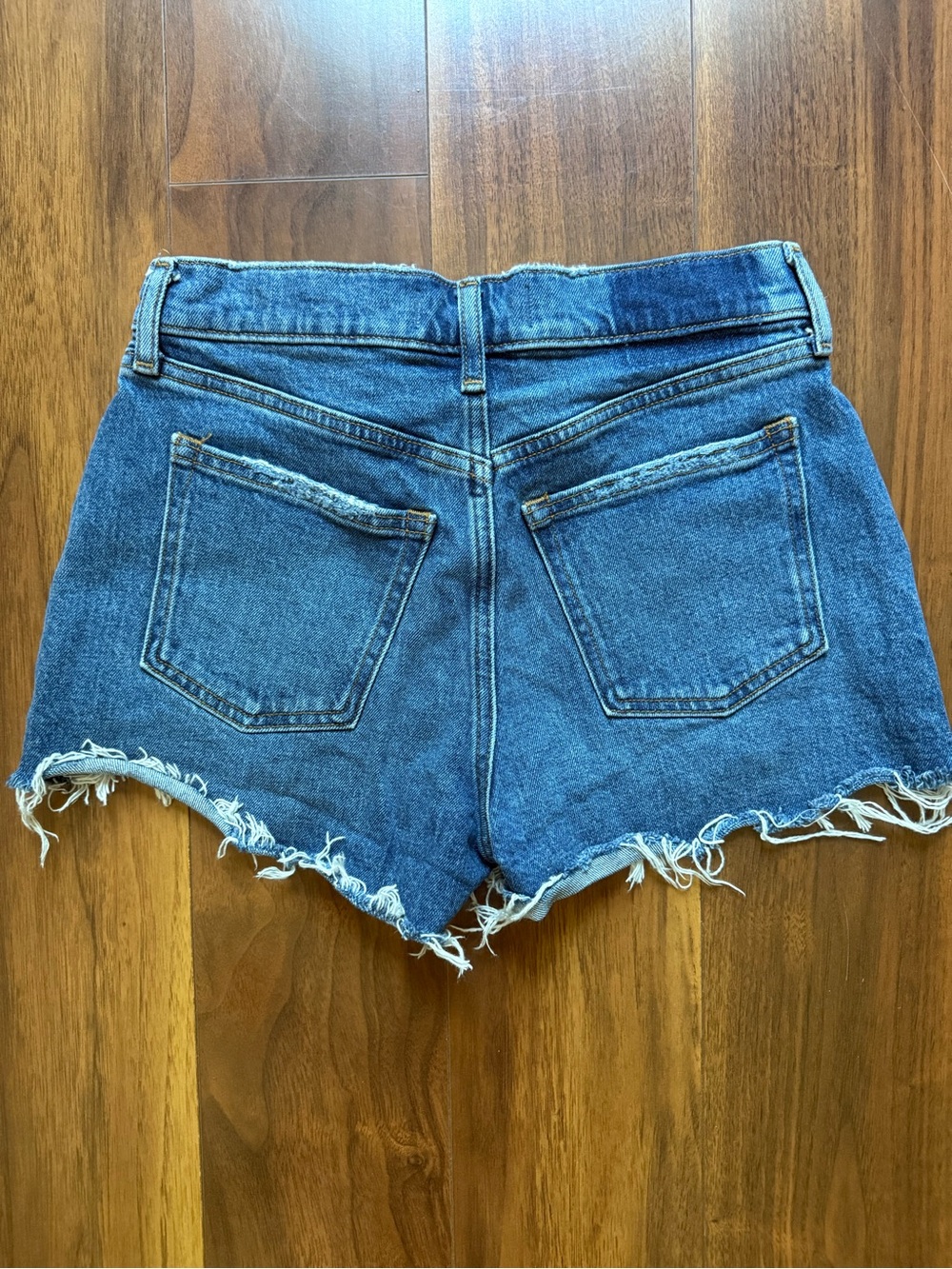 Abercrombie & Fitch Mid-Rise Distressed Denim The Mom Short / 25 / EUC! - Picture 2 of 4